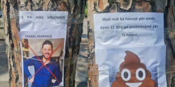 Protestuesit ngjisin pankarta në rrugët e Tiranës, në shënjestër artistët e “përkëdhelur” të qeverisë