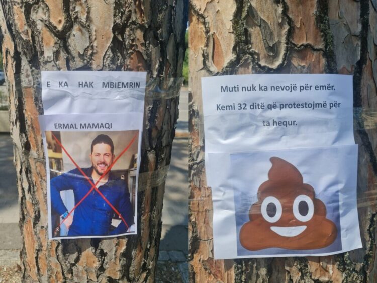 Protestuesit ngjisin pankarta në rrugët e Tiranës, në shënjestër artistët e “përkëdhelur” të qeverisë