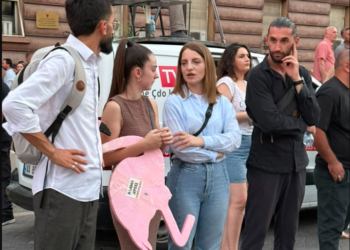 Në krah të protestuesve, deputetja Marjana Koçeku del sërish në shesh për largimin e Ramës