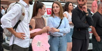 Në krah të protestuesve, deputetja Marjana Koçeku del sërish në shesh për largimin e Ramës