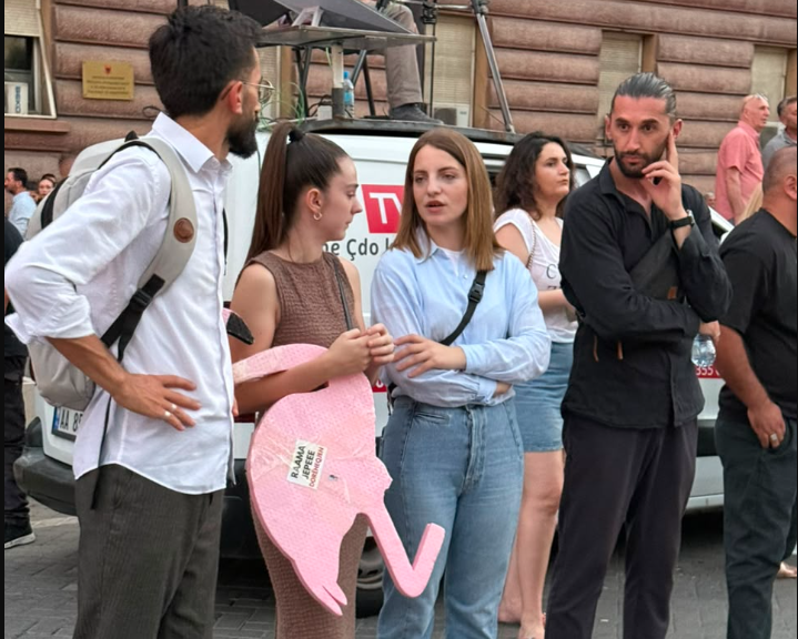 Në krah të protestuesve, deputetja Marjana Koçeku del sërish në shesh për largimin e Ramës