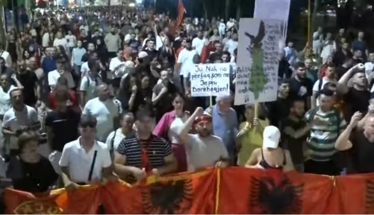 “Rama tradhtar dhe antishqiptar”, akuza të forta nga protesta para Kryeministrisë