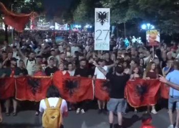 Mbyllet protesta e ditës së 57-të te Kryeministria: Nesër te Parlamenti!