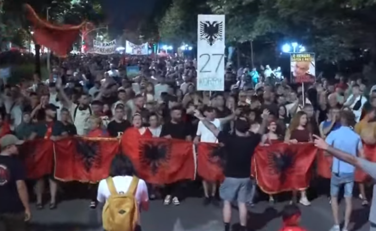 Mbyllet protesta e ditës së 57-të te Kryeministria: Nesër te Parlamenti!