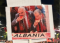 Mijëra qytetarë në shesh, memet dhe pankartat ironizuese ndaj Ramës dhe qeverisë së tij