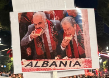 Mijëra qytetarë në shesh, memet dhe pankartat ironizuese ndaj Ramës dhe qeverisë së tij