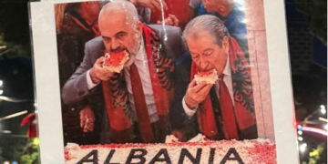 Mijëra qytetarë në shesh, memet dhe pankartat ironizuese ndaj Ramës dhe qeverisë së tij