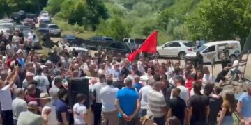 Banorët e Nikaj-Mërturit në protestë kundër digave të KESH-it: Po ndryshojnë rrjedhën e lumit