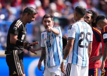 Arbitri slloven tregon si u soll Leo Messi në finalen e Botërorit