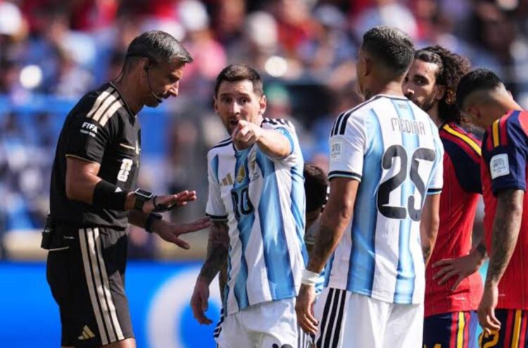 Arbitri slloven tregon si u soll Leo Messi në finalen e Botërorit