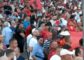 “Diaspora është me ne”/ Mijëra qytetarë në protestën para Kryeministrisë