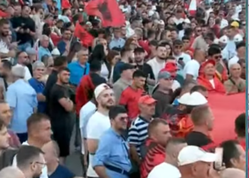 “Diaspora është me ne”/ Mijëra qytetarë në protestën para Kryeministrisë