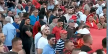 “Diaspora është me ne”/ Mijëra qytetarë në protestën para Kryeministrisë