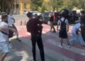 “Hajdut! Hajdut!”/ Protestuesit godasin me vezë makinën e ministrit