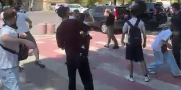 “Hajdut! Hajdut!”/ Protestuesit godasin me vezë makinën e ministrit