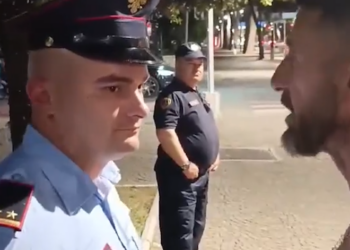 Pasi u puthi duart efektivëve, aktivisti Niko Qarkaj tregon tregon se cili polic e ka dhunuar gjatë shoqërimit