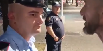 Pasi u puthi duart efektivëve, aktivisti Niko Qarkaj tregon tregon se cili polic e ka dhunuar gjatë shoqërimit