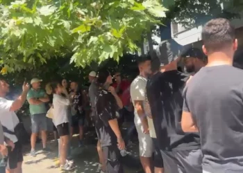 Seanca gjyqësore për 21 protestuesit/ I arrestuari me epilepsi shfaq probleme shëndetësore