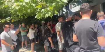 Seanca gjyqësore për 21 protestuesit/ I arrestuari me epilepsi shfaq probleme shëndetësore