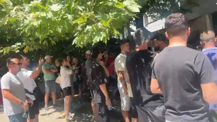 Seanca gjyqësore për 21 protestuesit/ I arrestuari me epilepsi shfaq probleme shëndetësore