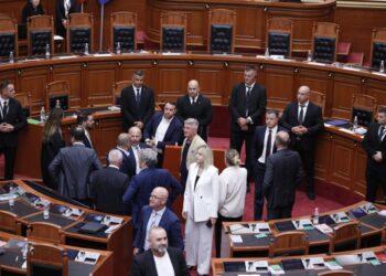 Tensione në Kuvend/ Opozita bllokon foltoren, nuk lejon Avokatin e Popullit të raportojë