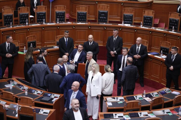 Tensione në Kuvend/ Opozita bllokon foltoren, nuk lejon Avokatin e Popullit të raportojë