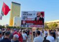 Protesta e 43-të kundër qeverisë, pankarta ironike për Ramën: “I këndoi hoxha në vesh, i këndoi dhe Kanye West”