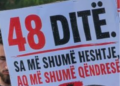 “Sa më shumë heshtje, aq më shumë rezistencë!”/ Pankartat pikante në ditën e 48-të të protestës