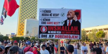 Protesta e 43-të kundër qeverisë, pankarta ironike për Ramën: “I këndoi hoxha në vesh, i këndoi dhe Kanye West”