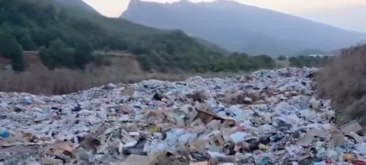 Parku Kombëtar i Vjosës mbushet me mbetjet urbane, alarm për ndotjen e lumit