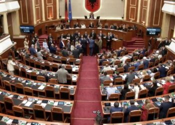 Kuvendi/ Mazhoranca përdor forcën e kartonit, kalon direkt në votim të gjitha projektligjet e rendit të ditës