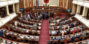 Kuvendi/ Mazhoranca përdor forcën e kartonit, kalon direkt në votim të gjitha projektligjet e rendit të ditës