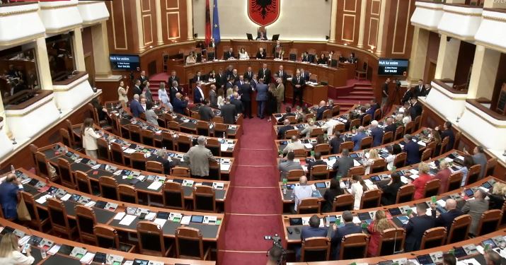 Kuvendi/ Mazhoranca përdor forcën e kartonit, kalon direkt në votim të gjitha projektligjet e rendit të ditës