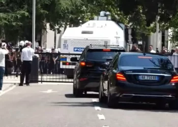 Protestuesit i bëjnë ‘pritë’ dhe godasin me ujë dhe vezë makinën, kthehet pas Niko Peleshi