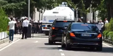 Protestuesit i bëjnë ‘pritë’ dhe godasin me ujë dhe vezë makinën, kthehet pas Niko Peleshi
