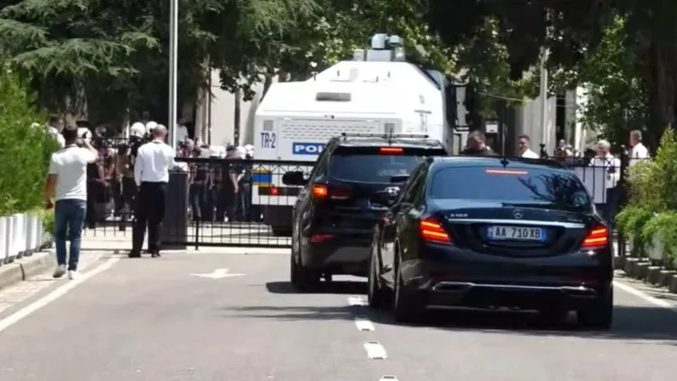 Protestuesit i bëjnë ‘pritë’ dhe godasin me ujë dhe vezë makinën, kthehet pas Niko Peleshi
