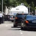 Protestuesit i bëjnë ‘pritë’ dhe godasin me ujë dhe vezë makinën, kthehet pas Niko Peleshi