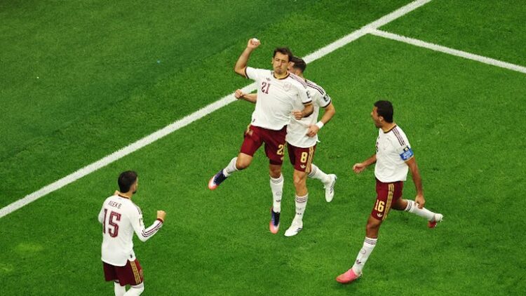 Spanja e mbyll në avantazh pjesën e parë me Francën, edhe 45 minuta për finalen