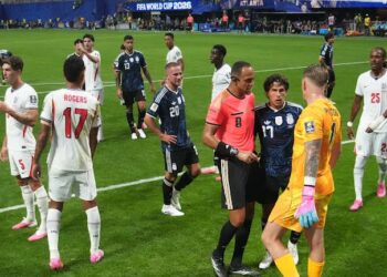 Mbyllet pa gola pjesa e parë, Anglia dhe Argjentina lënë gjithçka të hapur për finalen