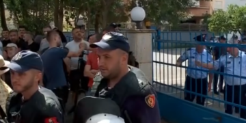 Komiteti i Helsinkit reagon pas shoqërimit brutal të protestuesve: Do të ndjekim rrugën institucionale për çdo rast