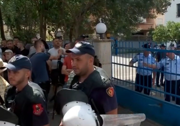 Komiteti i Helsinkit reagon pas shoqërimit brutal të protestuesve: Do të ndjekim rrugën institucionale për çdo rast
