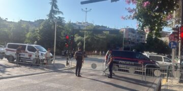 Protestë para Kuvendit/ Policia zgjeron perimetrin e sigurisë, vendos gardh metalik te kryqëzimi i “Rrugës së Elbasanit”