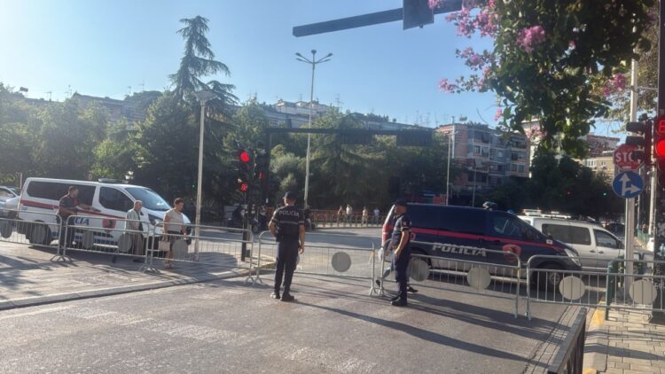 Protestë para Kuvendit/ Policia zgjeron perimetrin e sigurisë, vendos gardh metalik te kryqëzimi i “Rrugës së Elbasanit”