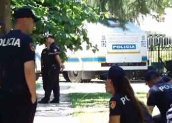 Frikë nga revolta! “Blindohet” Kuvendi me autobotë uji dhe forca të shumta policore, por aty nuk ka protestues