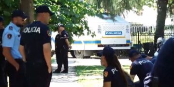 Frikë nga revolta! “Blindohet” Kuvendi me autobotë uji dhe forca të shumta policore, por aty nuk ka protestues