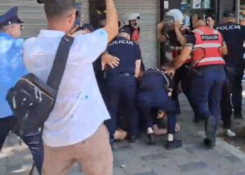 AGSH reagon pas tensioneve para Kuvendit: Dhuna ndaj gazetarëve është e papranueshme