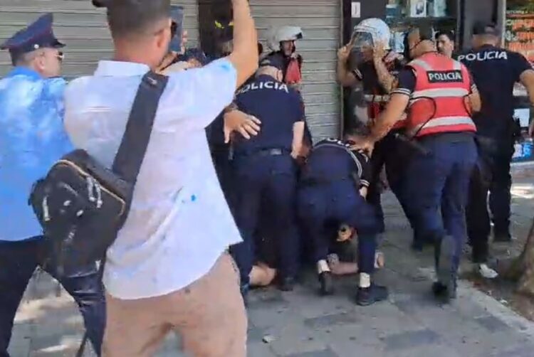 AGSH reagon pas tensioneve para Kuvendit: Dhuna ndaj gazetarëve është e papranueshme