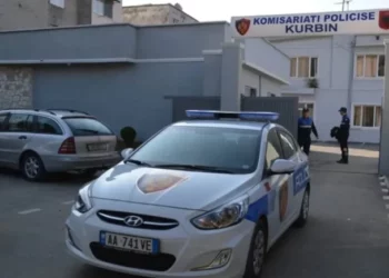 Grabitje me armë në Kurbin/ Pasi e qëlloi në këmbë, vjedhësi i merr makinën 22-vjeçarit
