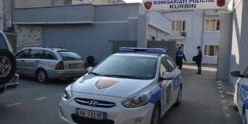 Grabitje me armë në Kurbin/ Pasi e qëlloi në këmbë, vjedhësi i merr makinën 22-vjeçarit