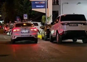 Dy persona rrahin efektivin e policisë në Shkodër, e godasin me grushte pas një konflikti